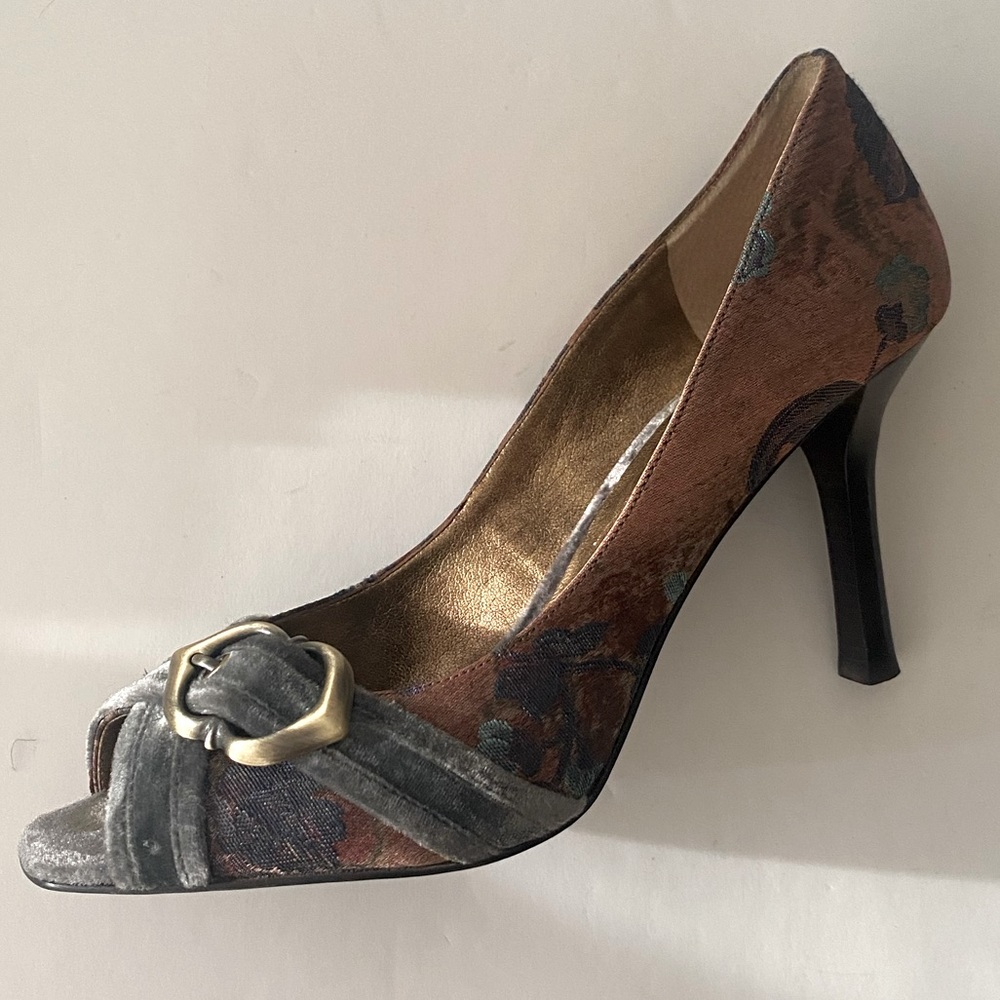NINE WEST Vintage Women’s Sandals Circa early 2000’s size 10 1/2.